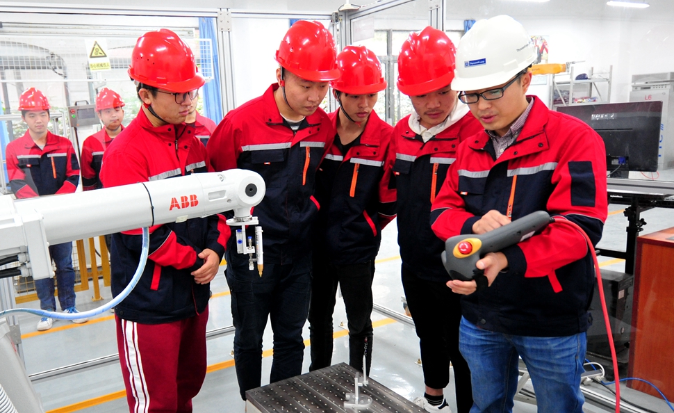 工业机器人技术专业教学现场_副本