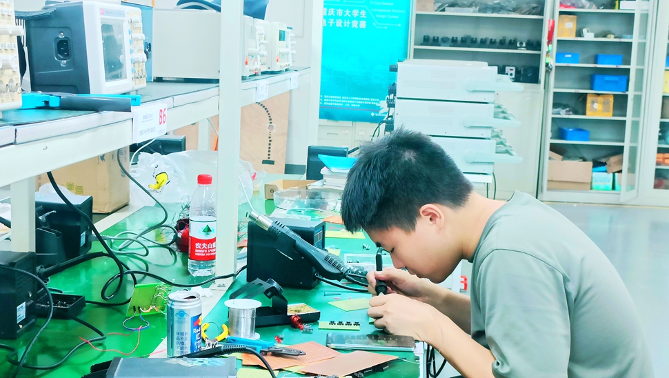 学生在制作作品 学生在制作作品