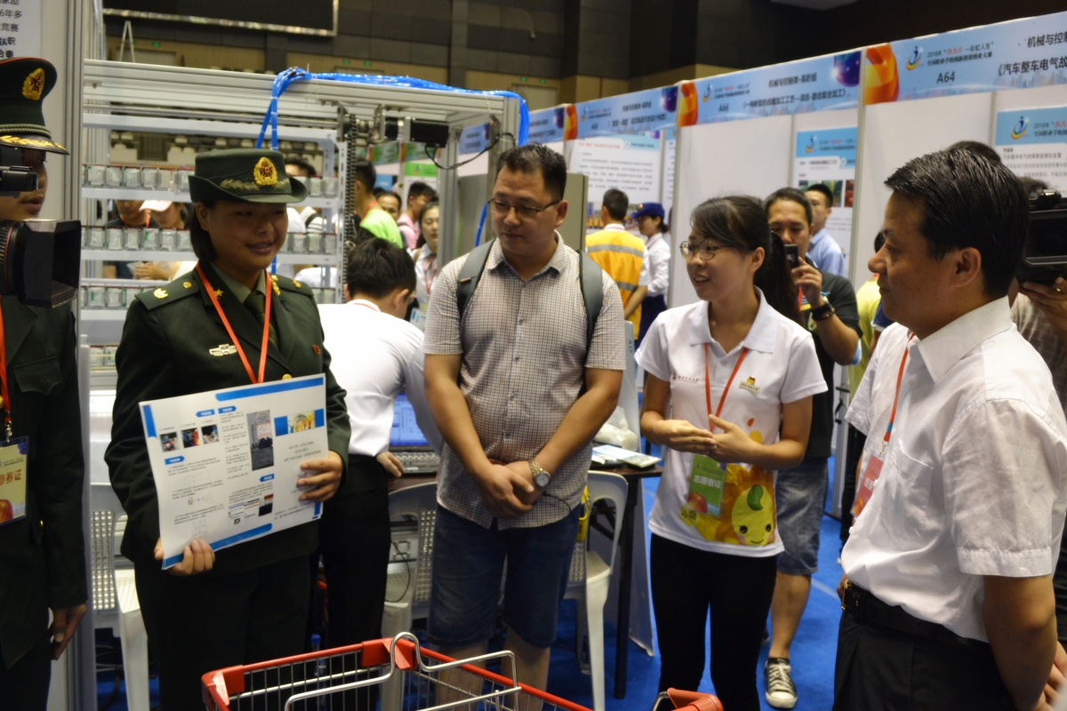 学生荣获“挑战杯”竞赛国家级一等奖1项、二等奖2项（时任团中央书记处书记傅振邦同志与我院学生亲切交流）